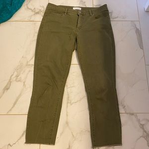 green cropped skinny jeans
